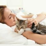 Darf die Katze mit ins Bett?