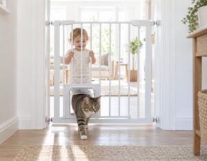 Mehr über den Artikel erfahren Türschutzgitter mit Katzenklappe